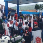 Aksi massa saat demo di depan pabrik PT Tirta Fresindo Jaya dari Mayora Grup, di wilayah Desa Tenjolaya, Kecamatan Cicalengka, Kabupaten Bandung tuntut pengambilan air berlebih oleh perusahaan.
