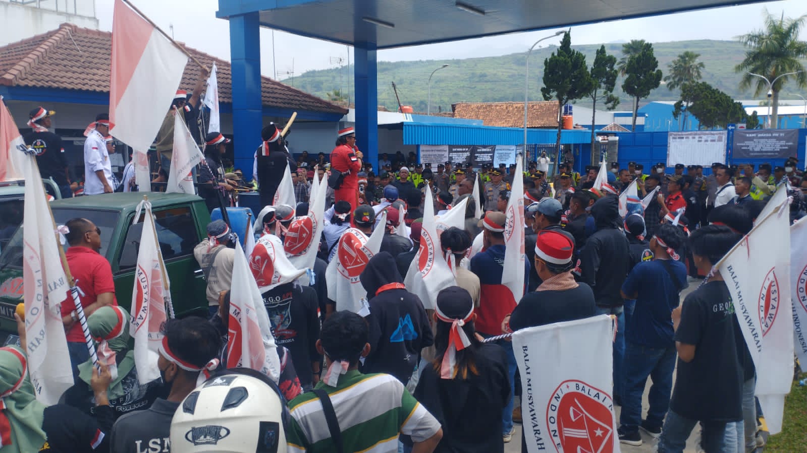 Aksi massa saat demo di depan pabrik PT Tirta Fresindo Jaya dari Mayora Grup, di wilayah Desa Tenjolaya, Kecamatan Cicalengka, Kabupaten Bandung tuntut pengambilan air berlebih oleh perusahaan.
