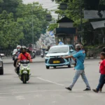Masyarakat menyebrang di Jalan Surapati, Kota Bandung. (Pandu Muslim)