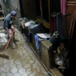 Ilustrasi warga membersihkan lumpur sisa terjangan banjir di Gang Apandi, Braga, Kota Bandung, Jum'at(12/1). (Pandu Muslim/Jabar Ekspres)