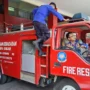 Petugas Pemadam Kebakaran terpaksa menggunakan mobil Damkar saat mengatasi laporan non kebakaran. (Cecep Herdi/Jabar Ekspres)