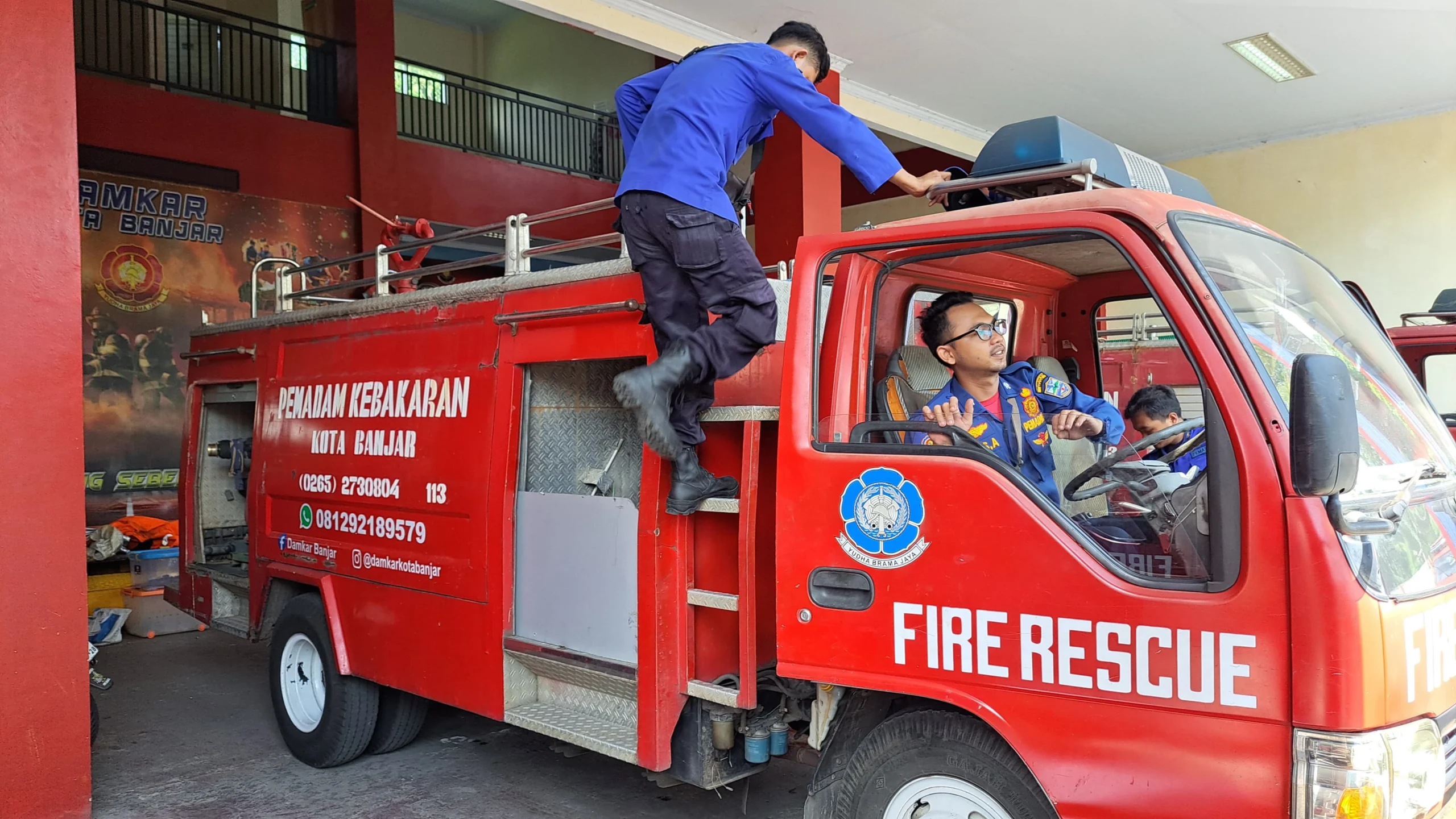 Petugas Pemadam Kebakaran terpaksa menggunakan mobil Damkar saat mengatasi laporan non kebakaran. (Cecep Herdi/Jabar Ekspres)