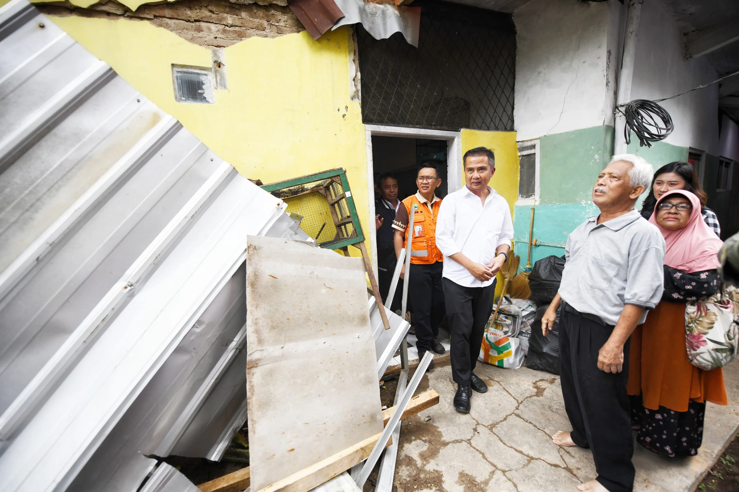 Ist. Pj Gubernur Jabar, Bey Triadi Machmudin saat meninjau rumah yang rusak akibat gempa di Kab. Sumedang. Foto. Humas Pemprov Jabar.