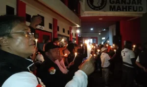 Relawan pasangan Ganjar-Mahfud se-Jabar menggelar aksi solidaritas untuk korban kekerasan di Sleman dan Boyolali di Sekretariat TPD Jabar, Jalan Pelajar Pejuang 45, Kota Bandung, Sabtu 6 Januari 2024 malam.
