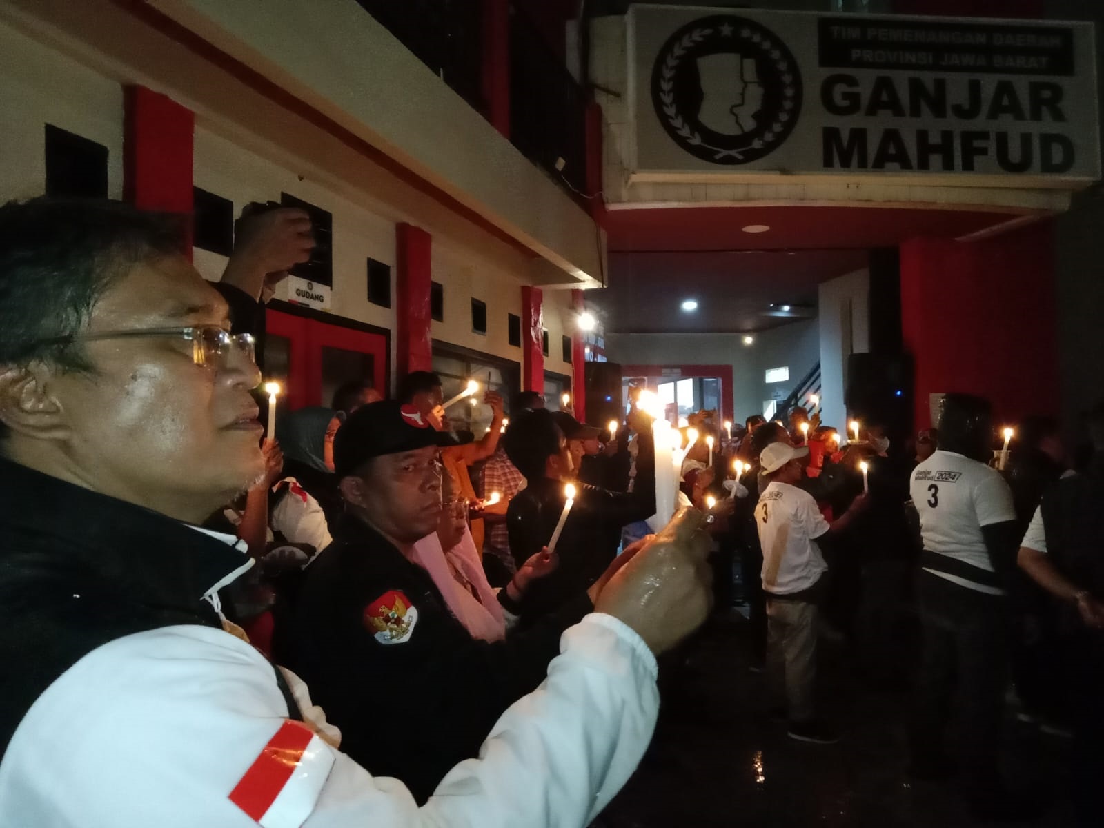 Relawan pasangan Ganjar-Mahfud se-Jabar menggelar aksi solidaritas untuk korban kekerasan di Sleman dan Boyolali di Sekretariat TPD Jabar, Jalan Pelajar Pejuang 45, Kota Bandung, Sabtu 6 Januari 2024 malam.