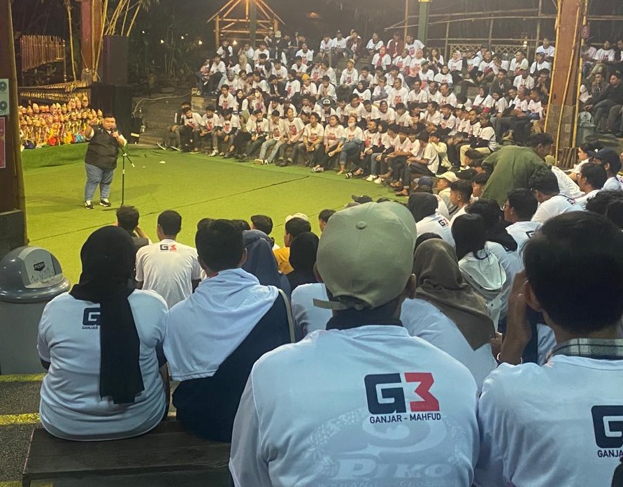 Para pemuda yang tergabung dalam Gema Pasundan berkomitmen memenangkan Ganjar Pranowo dan Mahfud MD melalui deklarasi yang berlangsung di Saung Angklung Udjo, Kota Bandung, Senin 8 Januari 2024 malam.