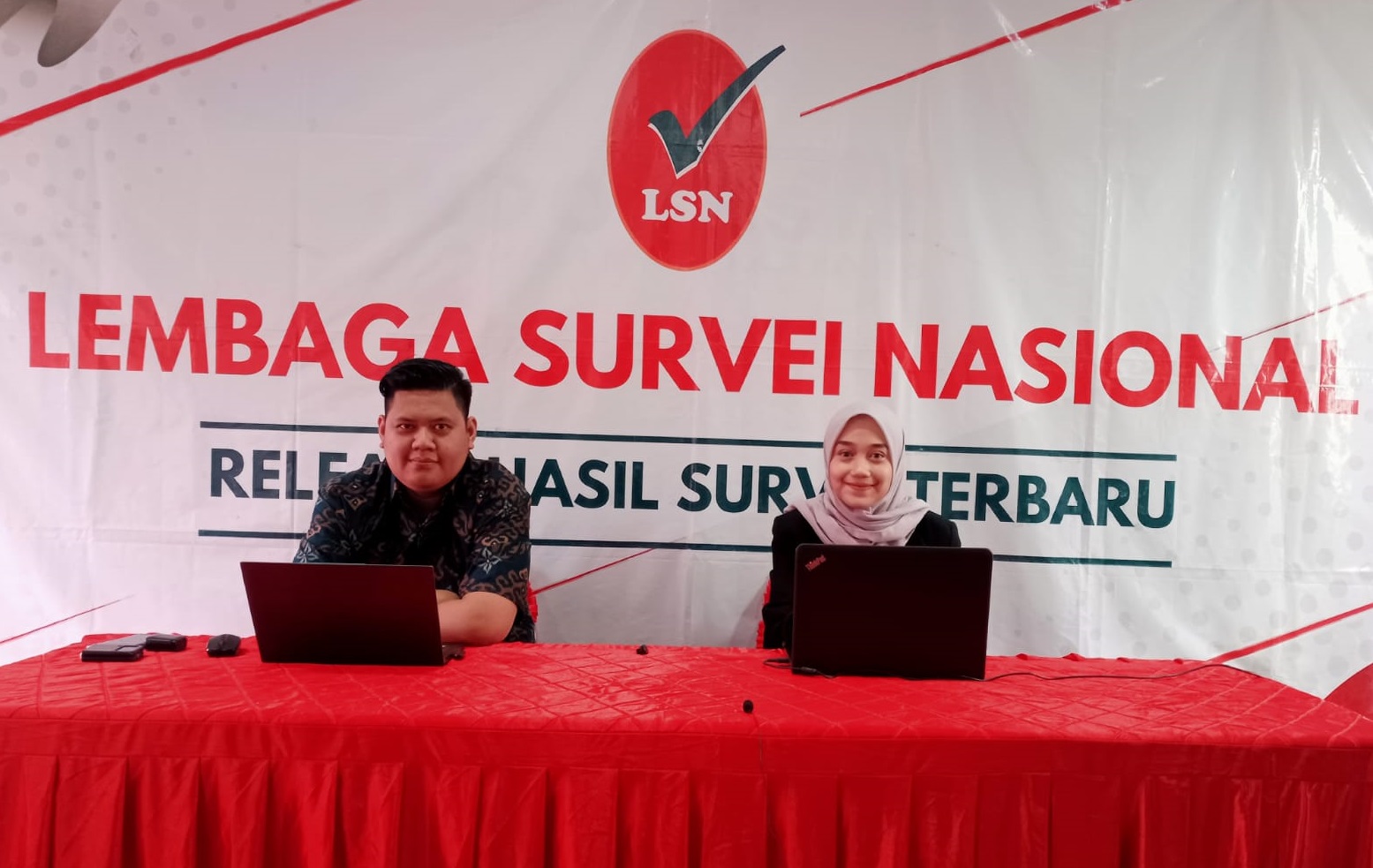 LSN merilis hasil survei terbaru menunjukkan elektabilitas pasangan Prabowo-Gibran hampir menyentuh 50 persen serta mengungguli paslon lainnya.