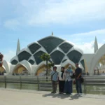 Masjid Raya Al-Jabbar yang menjadi ikon terbaru Jawa Barat di kawasan Gedebage, Kota Bandung dinilai menjadi magnet bagi wisatawan dalam dan luar kota. (Pandu Muslim/Jabar Ekspres)