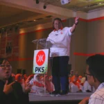 Juru bahasa isyarat yang ikut menterjemahkan pidato politik Ketua DPW PKS Jabar Haru Suandharu kepada disabilitas.