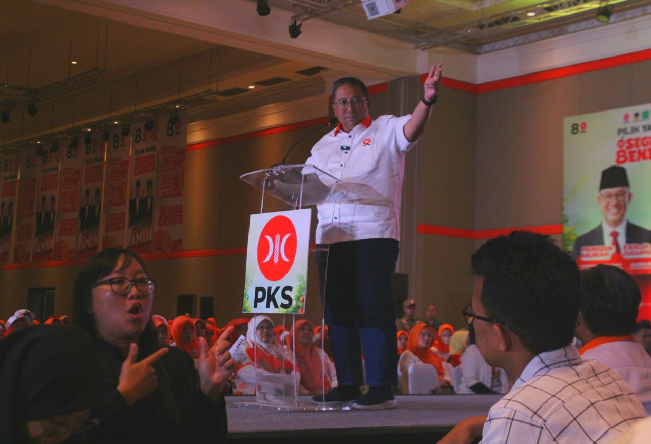 Juru bahasa isyarat yang ikut menterjemahkan pidato politik Ketua DPW PKS Jabar Haru Suandharu kepada disabilitas.