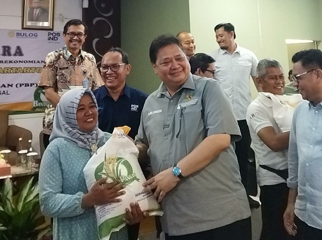 Menko Perekonomian RI, Airlangga Hartarto saat menyalurkan bantuan beras secara simbolis di Kecamatan Batununggal, Kota Bandung, pada Jumat (19/1). (Nizar/Jabar Ekspres)