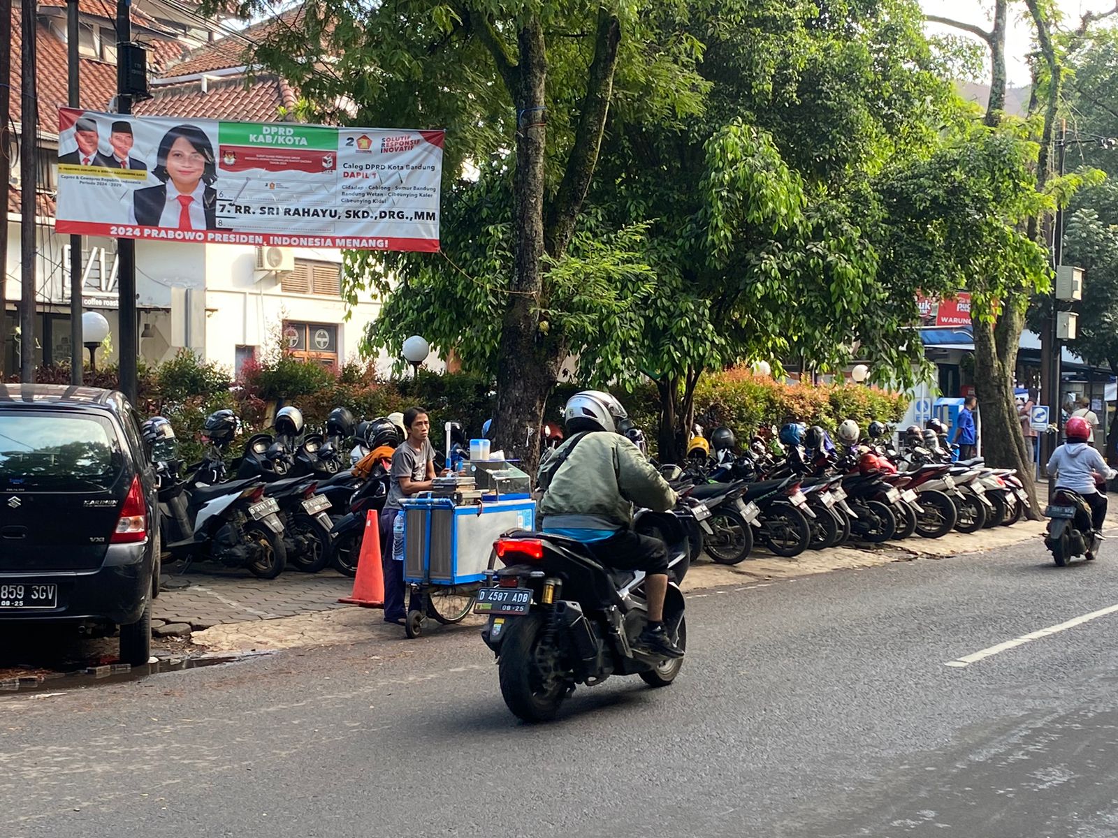 Kondisi parkir on street di kawasan GOR Saparua, Kota Bandung, pada Rabu (10/1). (Nizar/Jabar Ekspres)