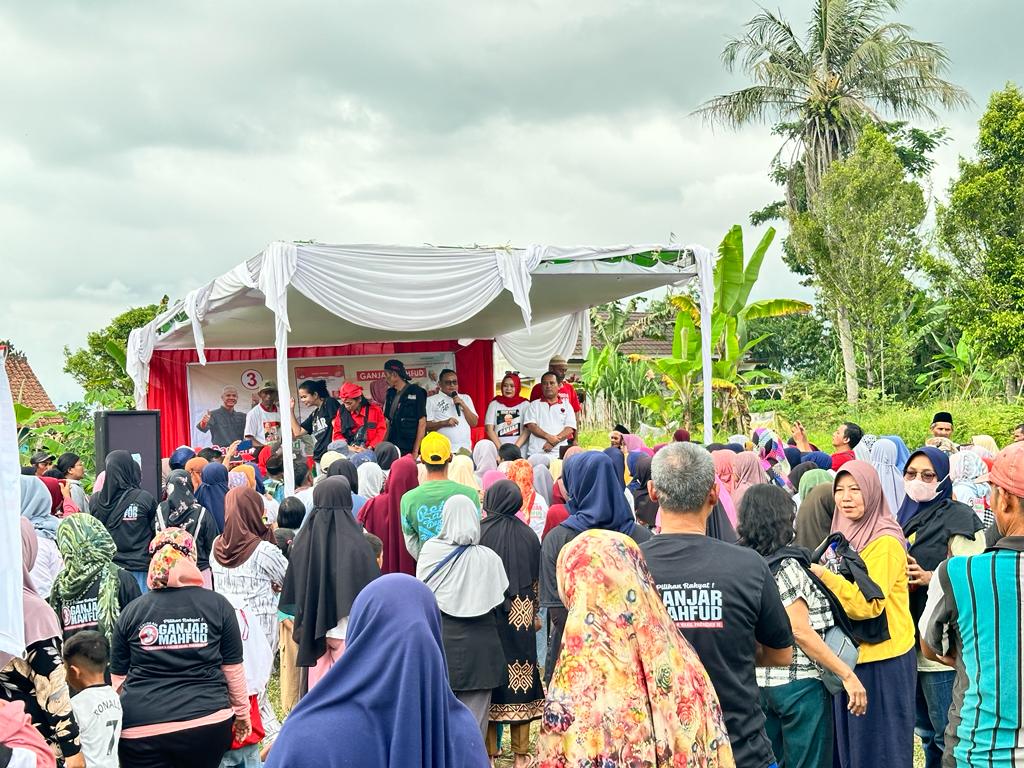 TPD Ganjar Pranowo-Mahfud MD Jabar dan relawan yang tergabung dalam Tim Koordinasi Relawan Pemenangan Pilpres (TKRPP) menggelar bazar murah di 162 titik yang tersebar di 27 kota/kabupaten se-Jawa Barat.