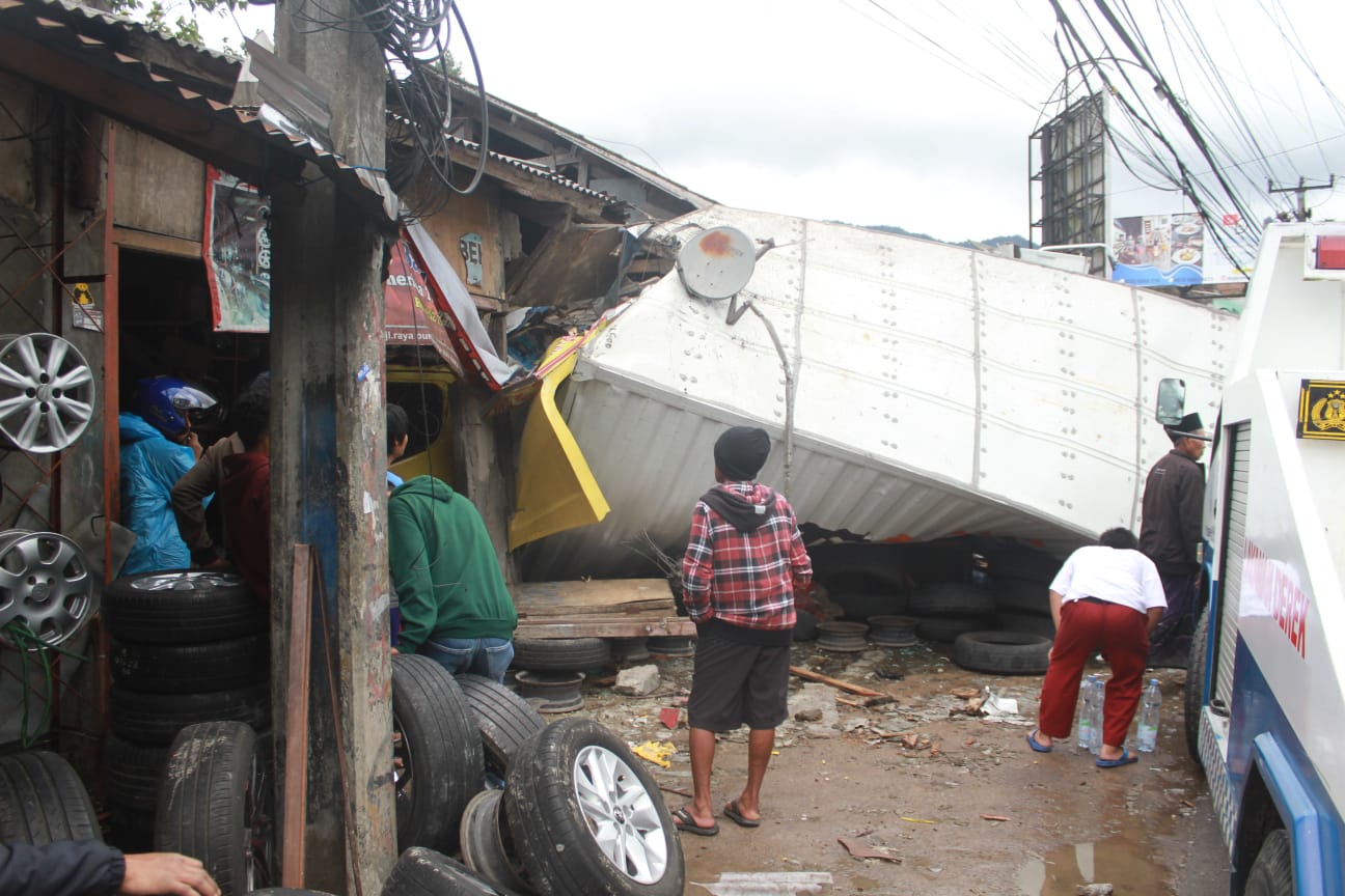 9 Kendaraan Terlibat Kecelakaan di Jalan Raya Puncak Bogor, 16 Orang Terluka