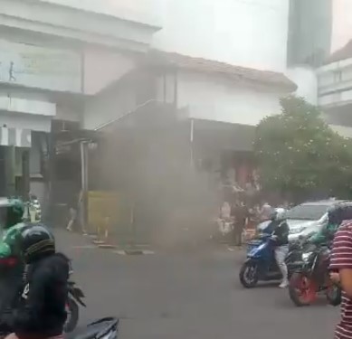 Pasar Baru Bandung Kebakaran, Asap Hitam Membumbung Tinggi!