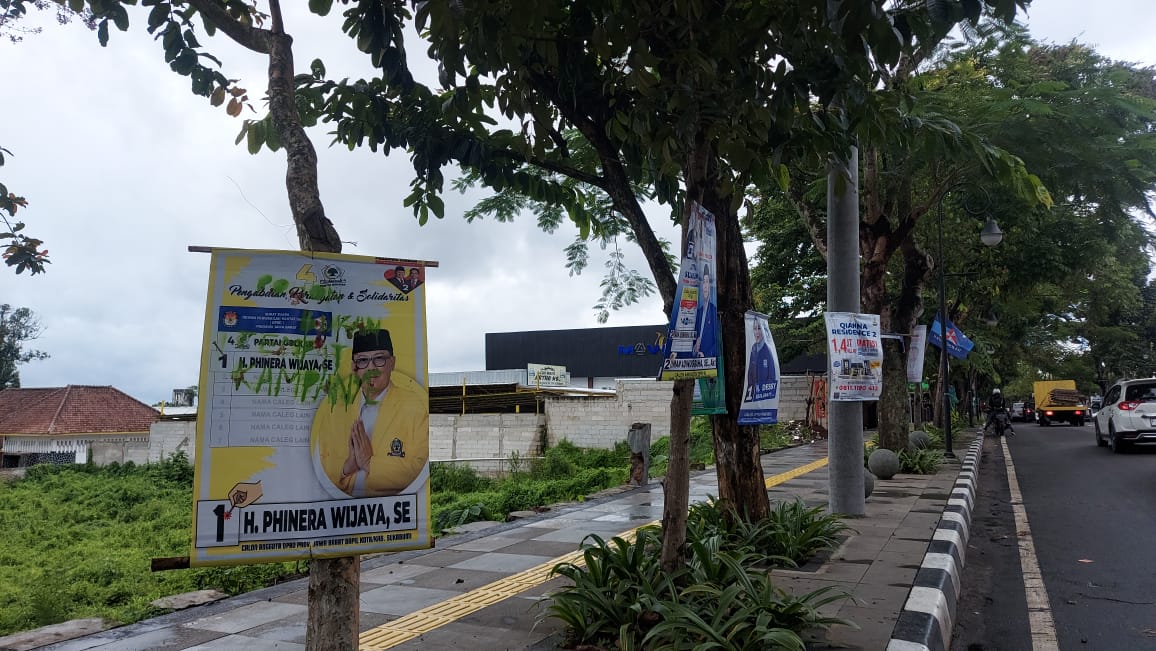 Warga Protes, APK Di Sukabumi Dicoret "Pohon Bukan Tempat Kampanye ...