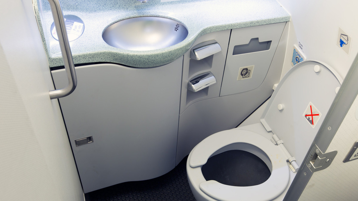 Terlalu Sering ke Toilet, Penumpang Akhirnya Diturunkan di Pesawat