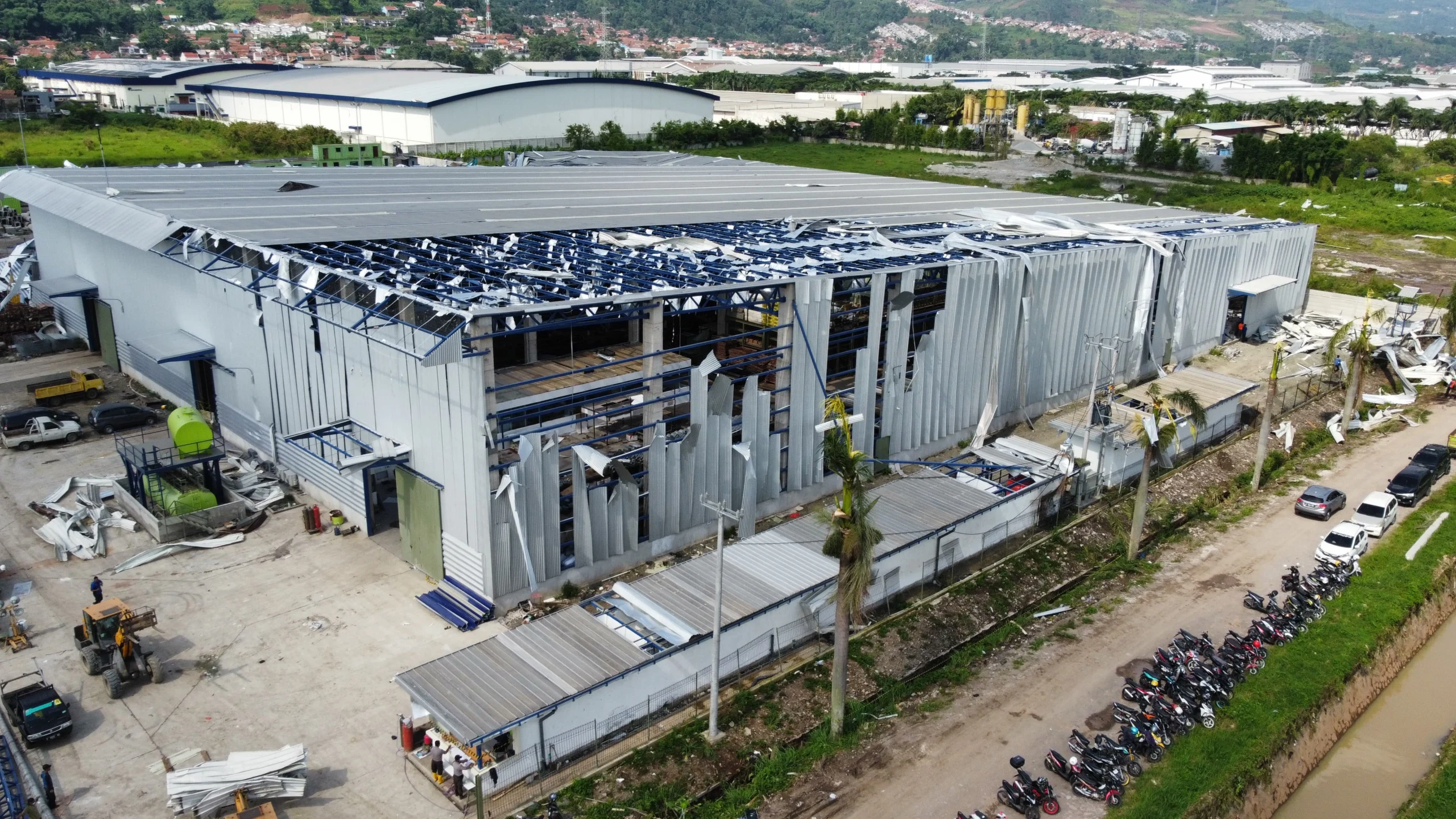 Ilustrasi: Bangunan gudang pabrik PT MAU di Kawasan Industri Dwipapuri Abadi, Kecamatan Cimanggung, Sumedang yang rusak diterjang angin puting beliung. (Jabar Ekspres)
