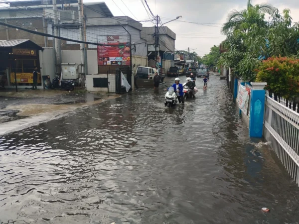Imbas di guyur hujan dengan intensitas tinggi, Banjir kembali melanda Kawasan Cingised, Kelurahan Cisaranten Endah, Arcamanik, Kota Bandung, Sabtu (10/2) (Istimewa)