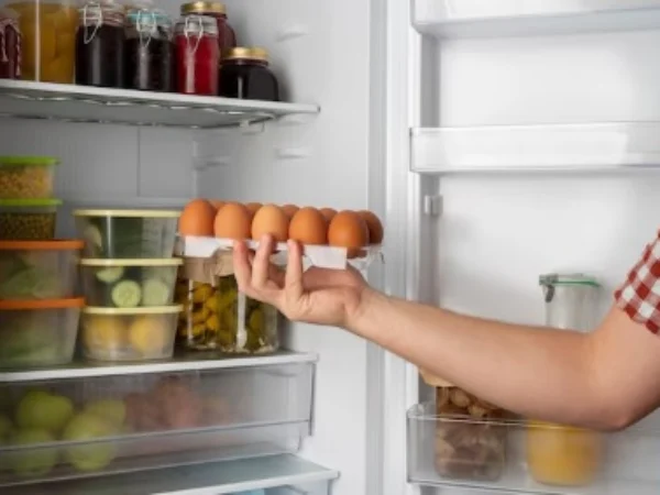 ILUSTRASI: Menyimpan makanan di lemari es. (freepik)