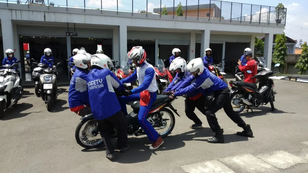 Sesi praktek pelatihan Safety Riding bersama kelompok relawan Palang Merah Indonesia Kota Cimahi. (ist)