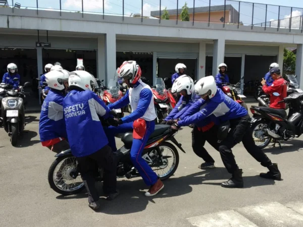 Sesi praktek pelatihan Safety Riding bersama kelompok relawan Palang Merah Indonesia Kota Cimahi. (ist)