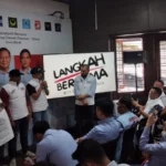 Sejumlah anggota relawan Langkah Bersama yang berganti kostum karena berpindah dukungan ke Prabowo Gibran, Rabu (7/02)