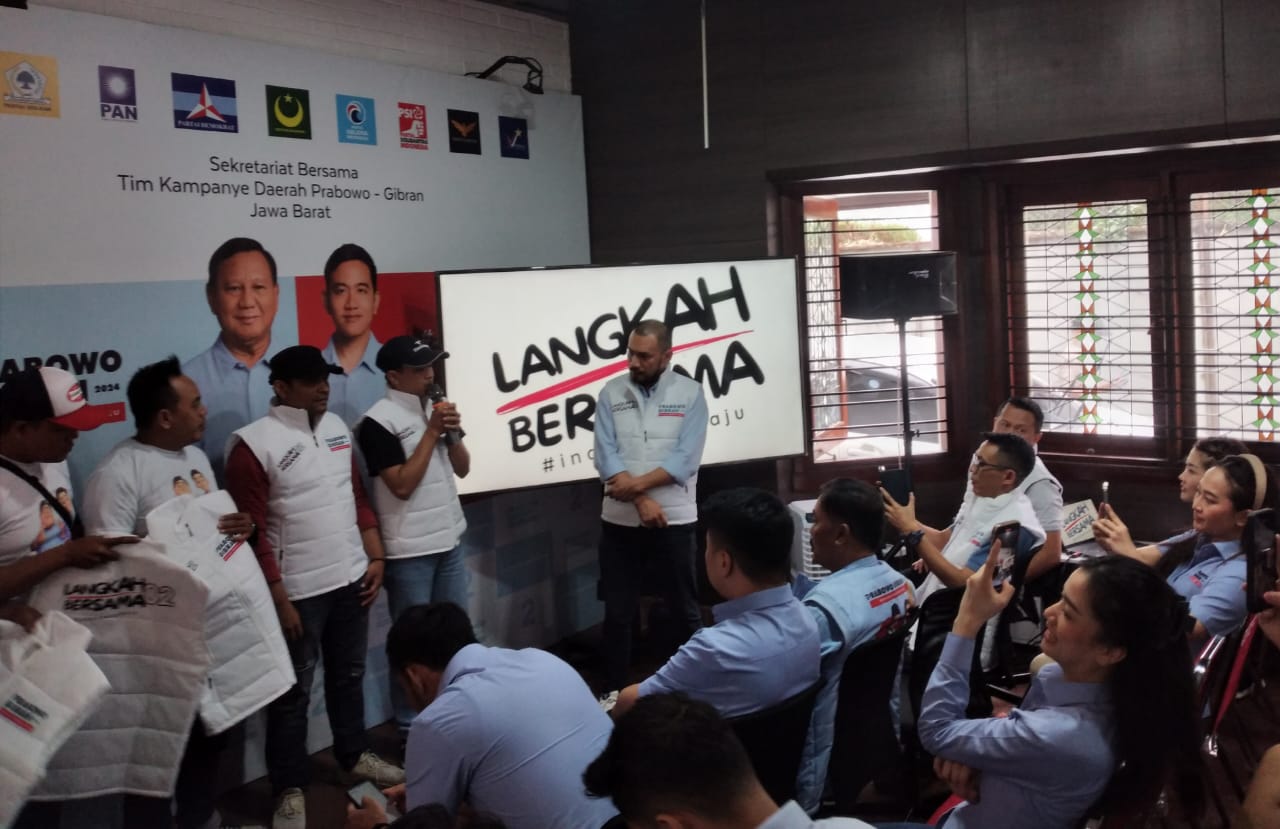 Sejumlah anggota relawan Langkah Bersama yang berganti kostum karena berpindah dukungan ke Prabowo Gibran, Rabu (7/02)