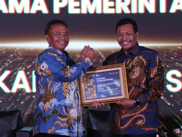 Pj.Bupati Sumedang Herman Suryatman saat menerima penghargaan dari Kepala LLDIKTI Wilayah IV M. Samsuri di The Grand Krakatau Ballroom, Oakwood Hotel, Jakarta, Senin (19/2/2024).