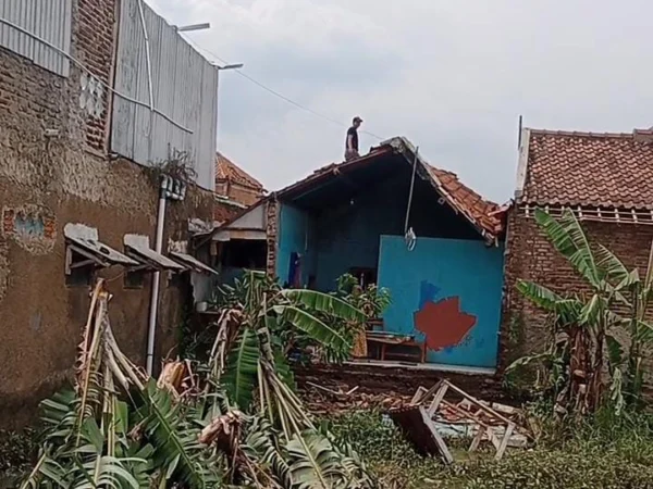 Kondisi dapur rumah Janda Rohayati yang ambrol terbawa angin Tornado yang menrjang Rancaekek, pada Rabu (21/2).