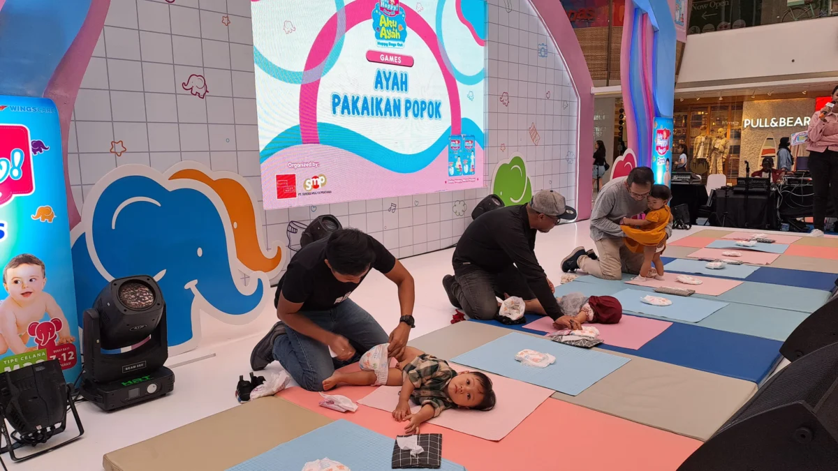 Acara Aku dan Ayah Happy Days Out dari Baby Happy Body Fit Pants yang diselenggarakan di Atrium 23 Paskal Shopping Center Bandung pada 24 - 25 Februari 2024, untuk melatih tumbuh kembang anak.
