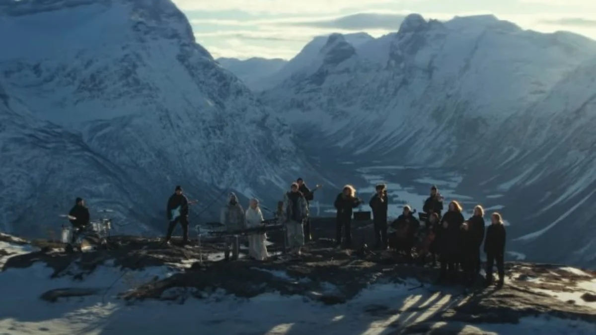 MV 'Who I Am' Alan Walker yang berkolaborasi dengan Putri Ariani dan Peder Elias direkam di Pegunungan pegunungan Åndalsnes di Norwegia.