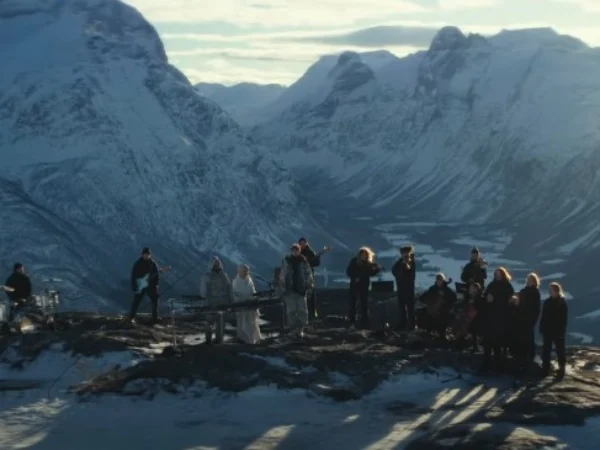 MV 'Who I Am' Alan Walker yang berkolaborasi dengan Putri Ariani dan Peder Elias direkam di Pegunungan pegunungan Åndalsnes di Norwegia.