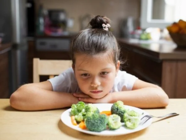 ILUSTRASI : anak yang tidak gemar makan buah dan sayur. (freepik)