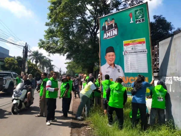 Caleg DPRD Provinsi Jawa Barat dari PKB Humaira Zahrotun Noor saat membongkar sendiri APK di Solokanjeruk Kabupaten Bandung, Sabtu (10/2/2024).