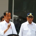 Dok. Presiden Jokowi (kiri) dan Menhub Budi Karya Sumadi (kanan), saat resmikan Terminal Leuwipanjang, Kota Bandung, Sabtu (3/1). Foto. Sandi Nugraha.