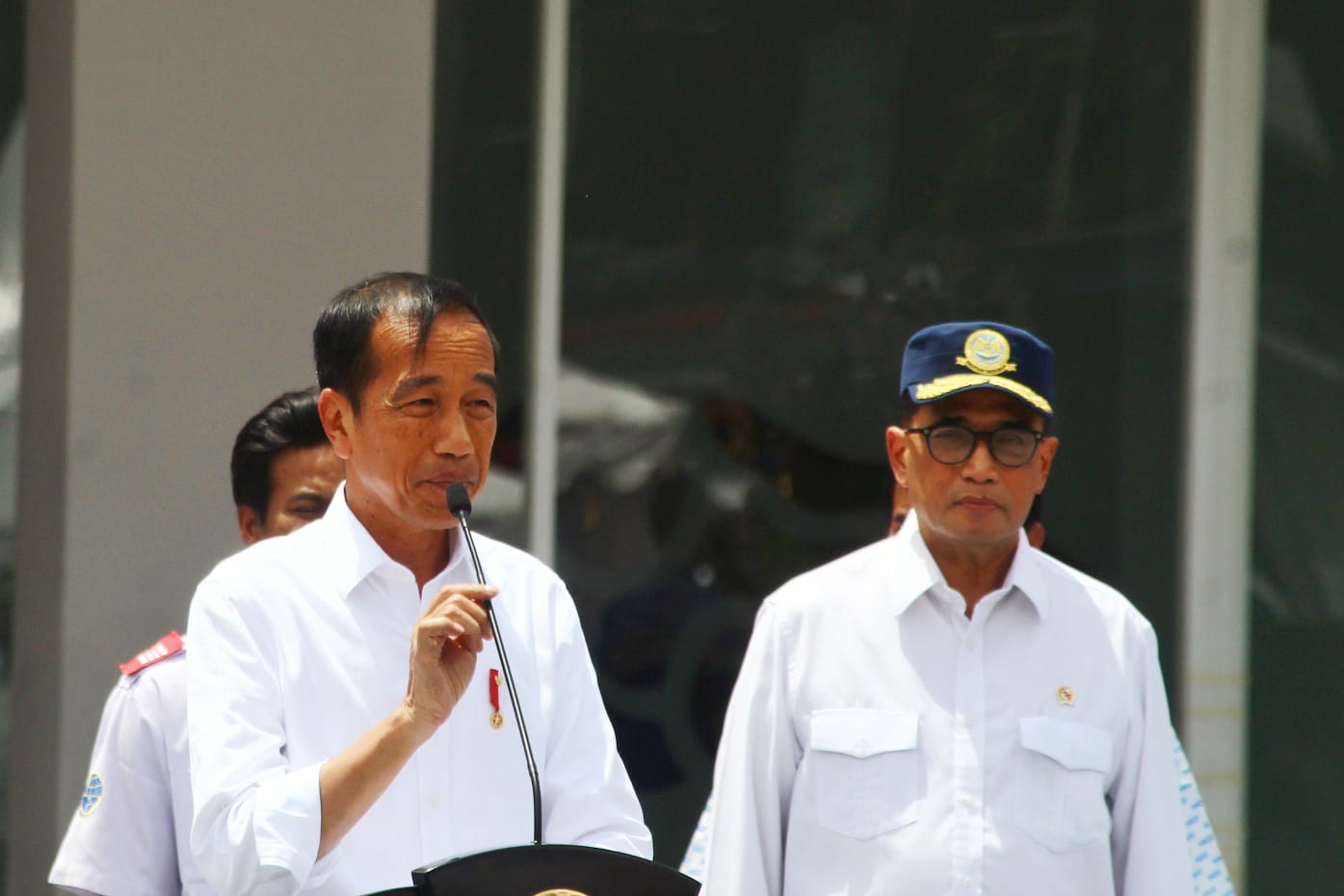 Dok. Presiden Jokowi (kiri) dan Menhub Budi Karya Sumadi (kanan), saat resmikan Terminal Leuwipanjang, Kota Bandung, Sabtu (3/1). Foto. Sandi Nugraha.