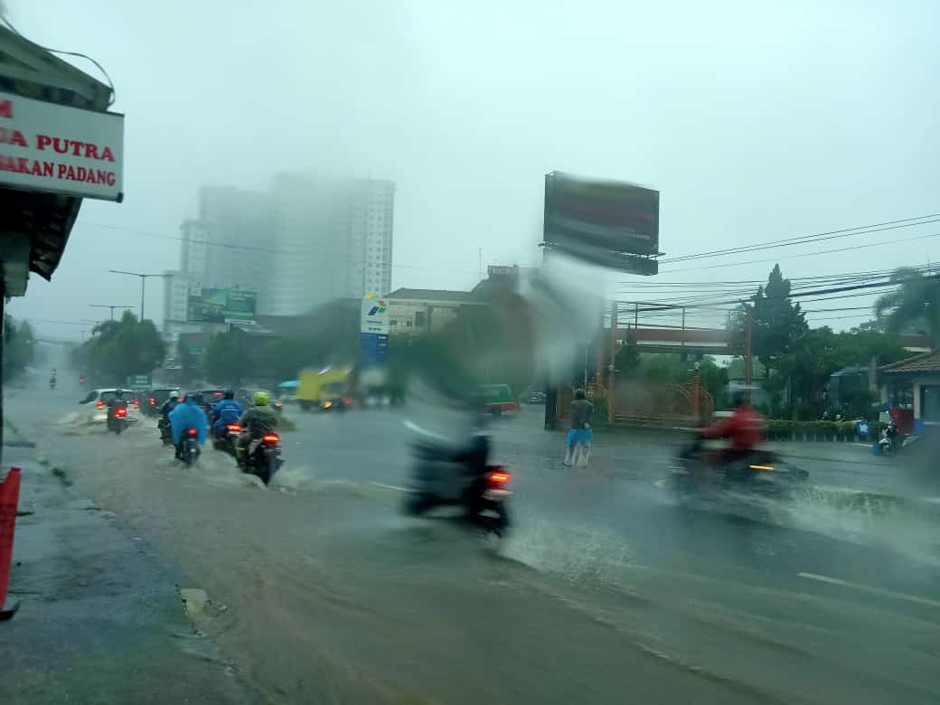 Foto kiriman warga menampilkan kondisi Jalan Raya Bandung-Sumedang yang digenangi banjir. (Istimewa)