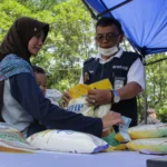 Masyarakat membeli sejumlah bahan pangan pada kegiatan Gelar Pangan Murah (GPM) di kantor Kecamatan Gedebage, Kota Bandung (Pandu Muslim/Jabar Ekspres)