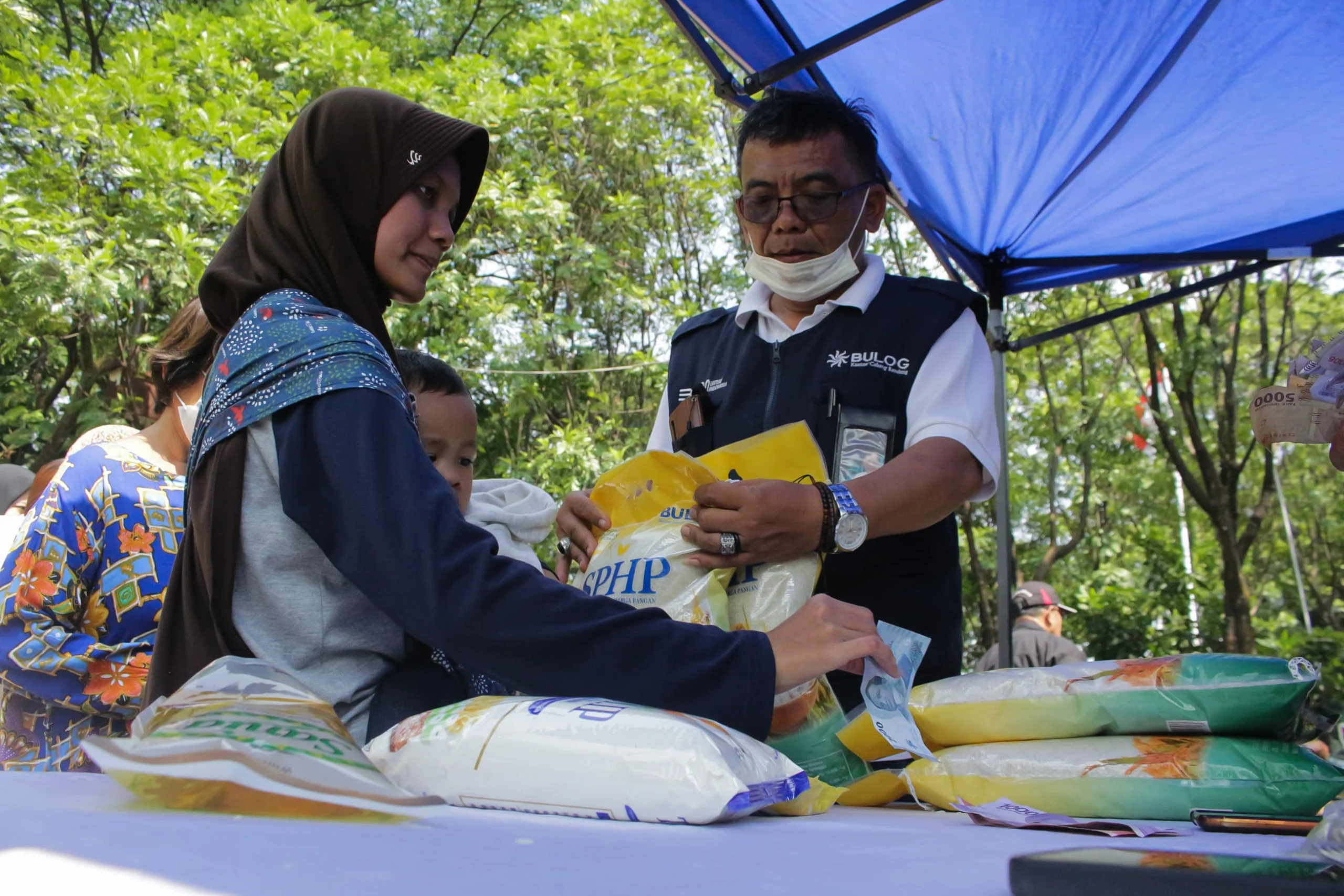 Masyarakat membeli sejumlah bahan pangan pada kegiatan Gelar Pangan Murah (GPM) di kantor Kecamatan Gedebage, Kota Bandung (Pandu Muslim/Jabar Ekspres)