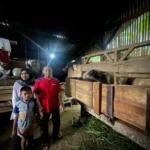 Pasangan suami istri Sukiman (34) dan Siti (32) serta satu anaknya tinggal di kandang kambing di Kampung Kampung Legoknangka RT 02 RW 09, Desa Campaka Mekar, Kecamatan Padalarang, Kabupaten Bandung Barat. (Suwitno/Jabar Ekspres)