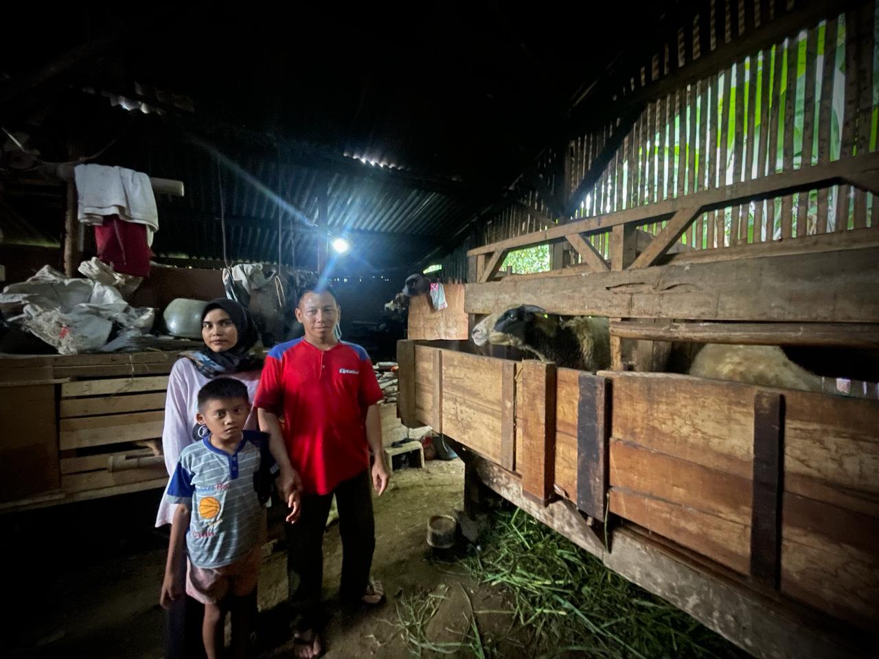Pasangan suami istri Sukiman (34) dan Siti (32) serta satu anaknya tinggal di kandang kambing di Kampung Kampung Legoknangka RT 02 RW 09, Desa Campaka Mekar, Kecamatan Padalarang, Kabupaten Bandung Barat. (Suwitno/Jabar Ekspres)