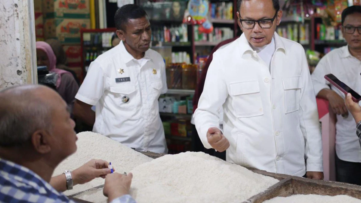 Wali Kota Bogor, Bima Arya saat meninjau ketersediaan beras di Pasar Kebonkembang.