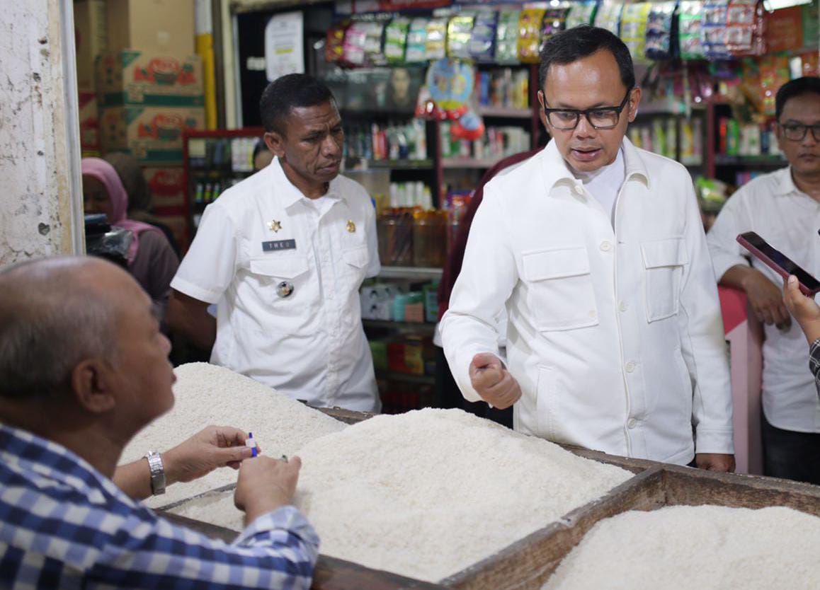 Wali Kota Bogor, Bima Arya saat meninjau ketersediaan beras di Pasar Kebonkembang.