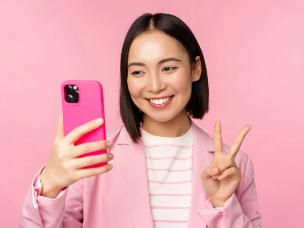 Selfie Sebagai Ekspresi Keceriaan: Penelusuran Perbandingan Sosial dan Pengawasan Tubuh pada Remaja Perempuan