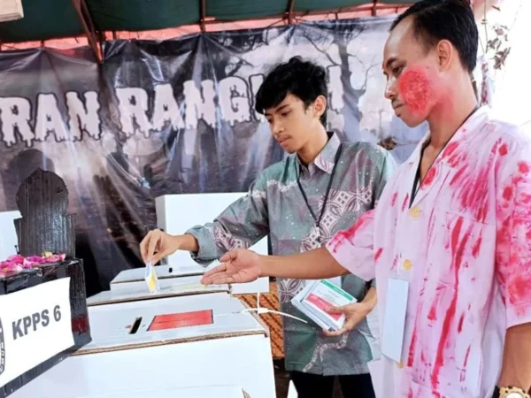 KPPS di Surabaya Mendirikan TPS Horor, Tengah Makam Jadi Lokasi Pemungutan Suara yang Menantang