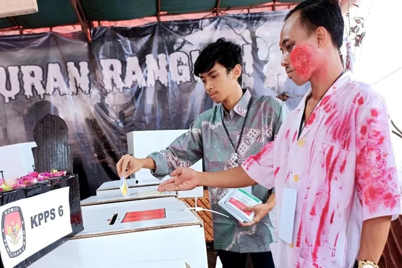 KPPS di Surabaya Mendirikan TPS Horor, Tengah Makam Jadi Lokasi Pemungutan Suara yang Menantang