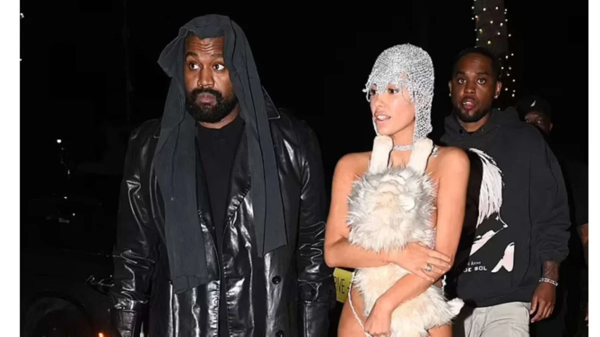 Kanye West kembali mencuri perhatian dengan penampilan misteriusnya saat menyaksikan pertandingan Inter Milan vs Atletico Madrid di Milan bersama pasangannya, Bianca Censori