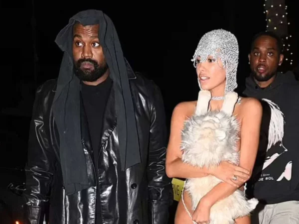 Kanye West kembali mencuri perhatian dengan penampilan misteriusnya saat menyaksikan pertandingan Inter Milan vs Atletico Madrid di Milan bersama pasangannya, Bianca Censori