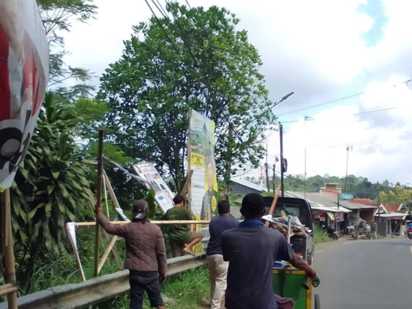 Bawaslu dan Satpol PP Kabupaten Bandung Barat mulai menertibkan sisa-sisa APK yang masih terpasang di wilayah Kecamatan Cikalongwetan. Senin (12/2). Foto Jabarekspres